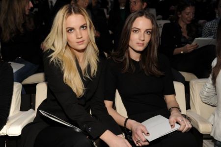 Say Lou Lou: Οι δύο αδελφές