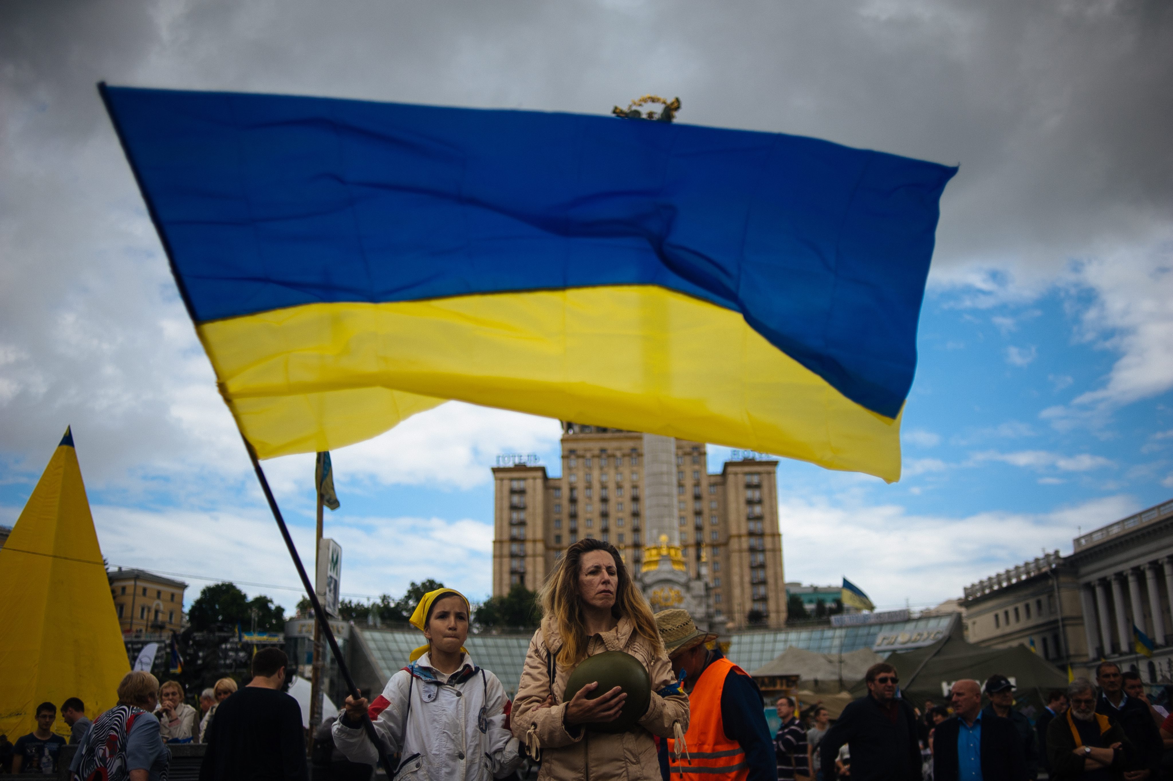 Перешел на сторону украинцев. Люди с флагом Украины. Украинцы с флагом. Человек с украинским флагом. Украина народ с флагом.