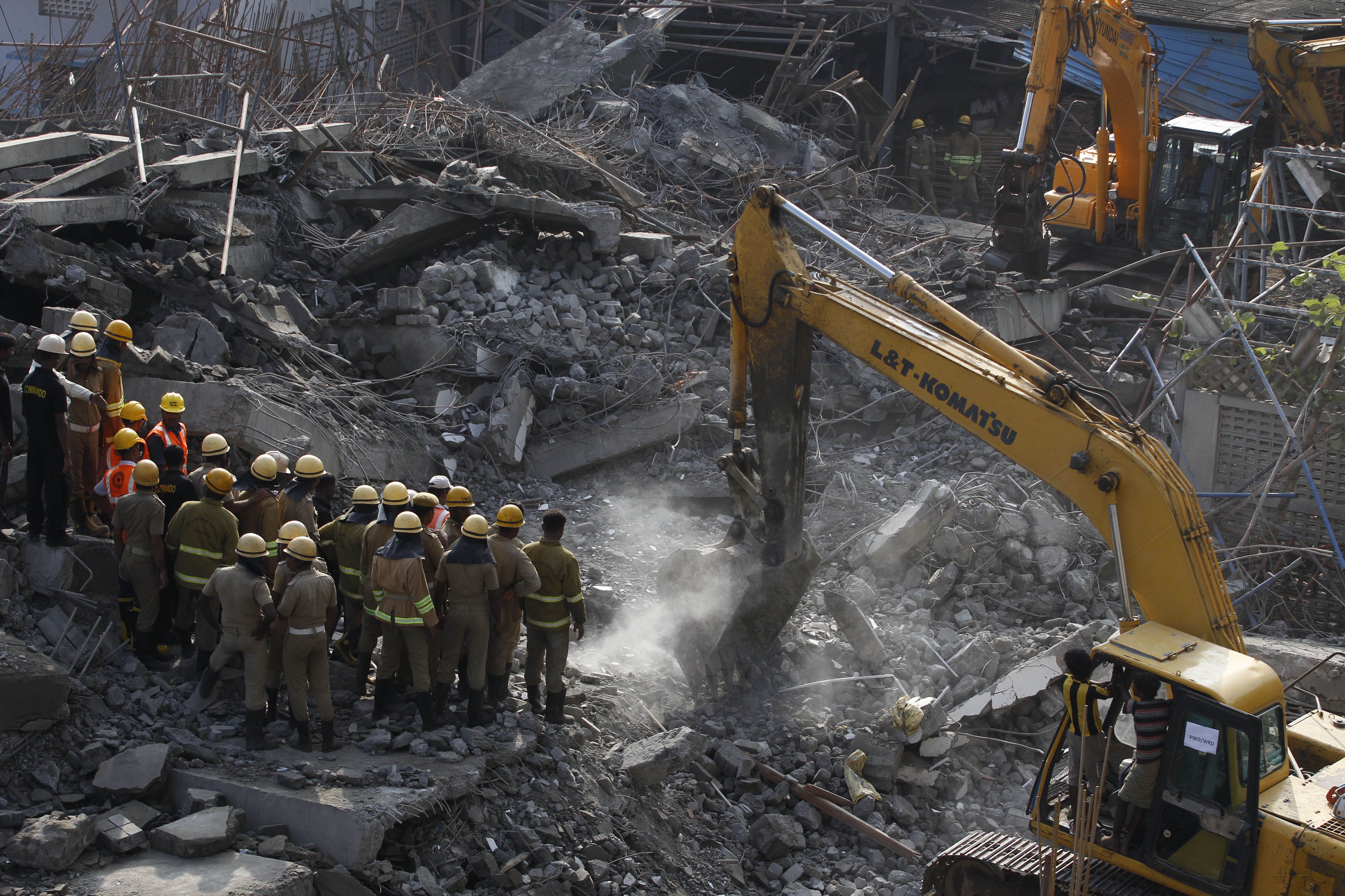 Ινδία: Δεκάδες νεκροί και παγιδευμένοι στα συντρίμμια κτιρίου που κατέρρευσε