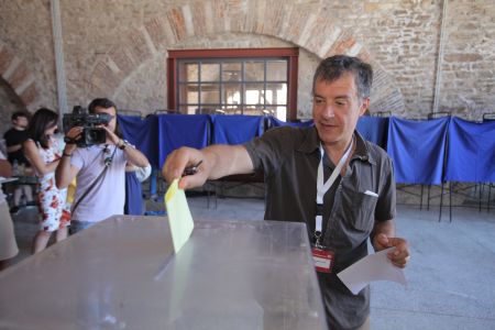 Στ.Θεοδωράκης: Εμείς δεν θα γίνουμε ένας περιοδεύων πολιτικός θίασος