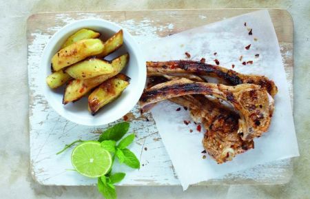 Αρνίσια παϊδάκια μαριναρισμένα σε κόκκινες πιπεριές και λάιμ