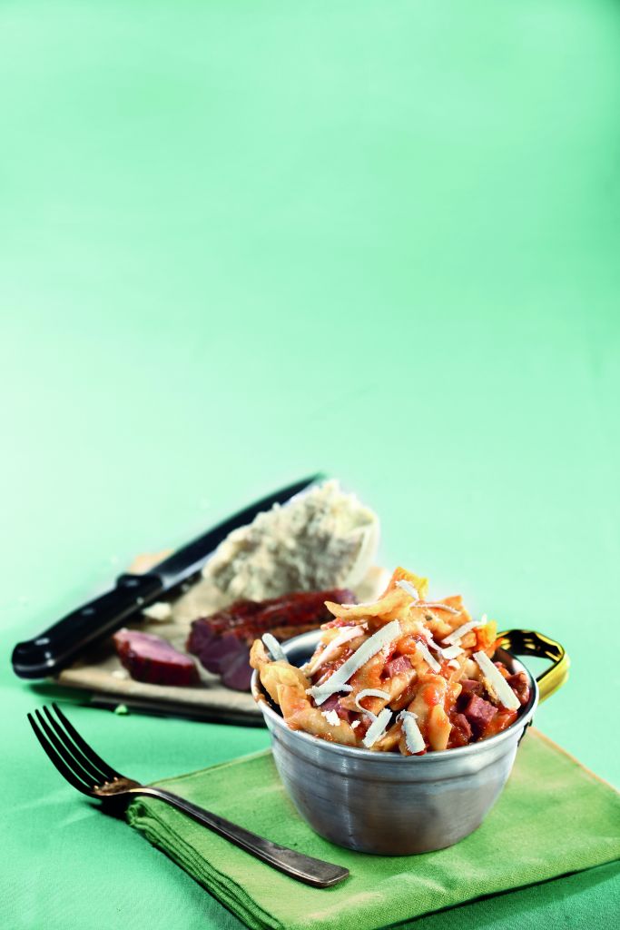 Μακαρούνες με ντομάτα, απάκι και τηγανητό ζυμάρι