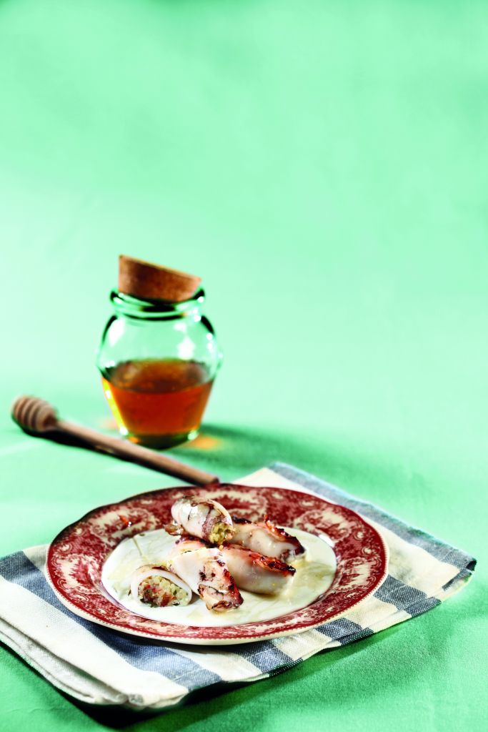 Καλαμαράκια γεμιστά, σε σάλτσα από γιαούρτι και ταχίνι