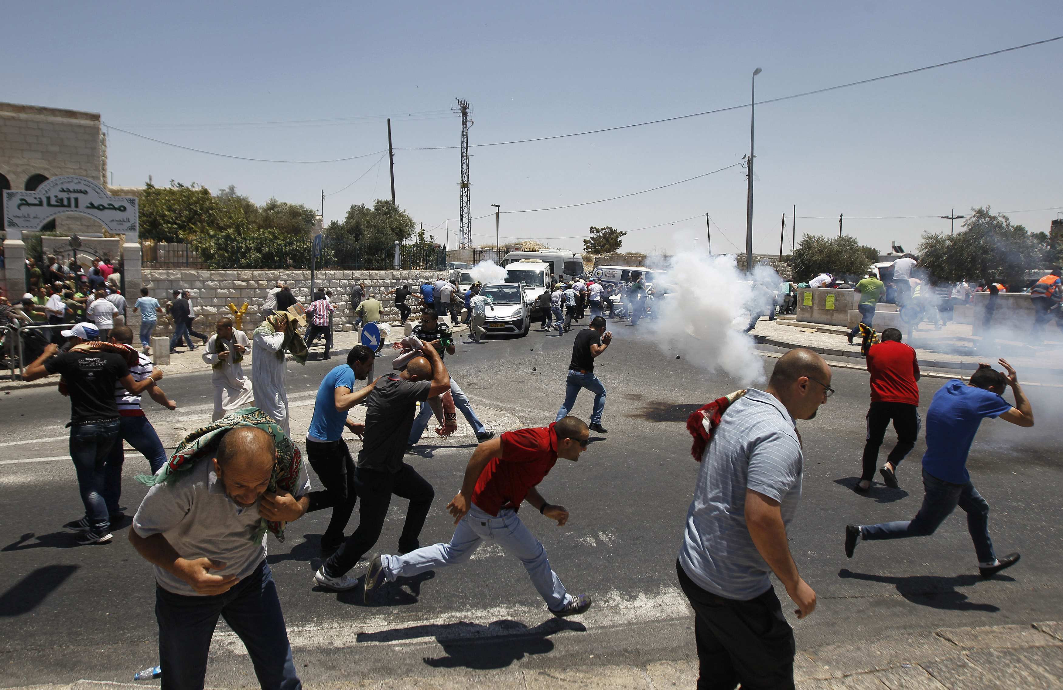 Συγκρούσεις και τραυματισμοί στην κηδεία του 16χρονου Παλαιστίνιου