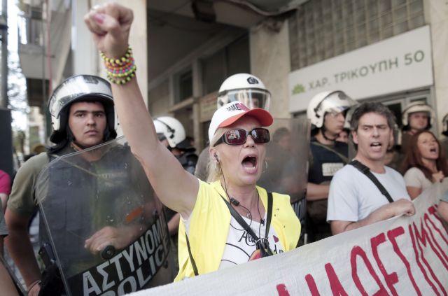 School wardens demonstrating outside PASOK offices