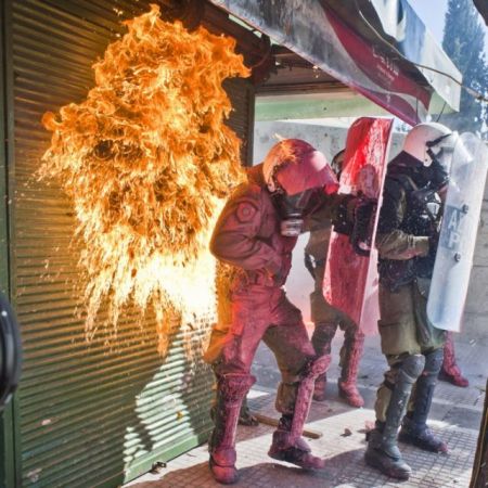 Στιγμιότυπα από την ηλεκτρισμένη Ελλάδα της οικονομικής κρίσης