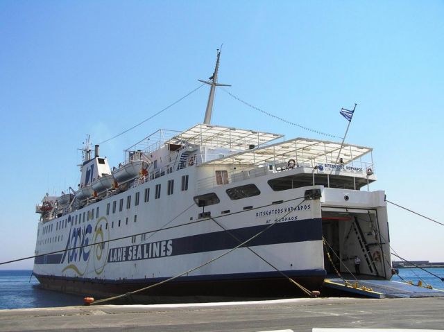 Βλάβη στο πλοίο «Βιτσέντζος Κορνάρος», στον Πειραιά οι επιβάτες