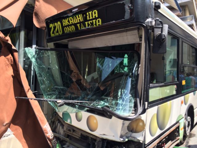 Λεωφορείο «μπήκε» σε καφετέρια στα Ιλίσια