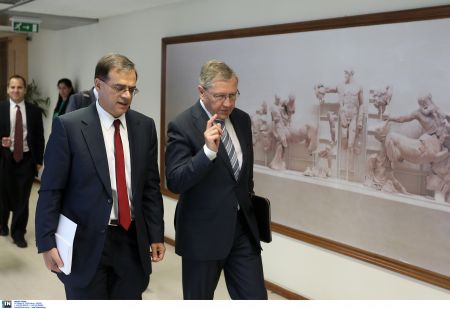 Μείωση φόρων και «όχι» στις ομαδικές απολύσεις