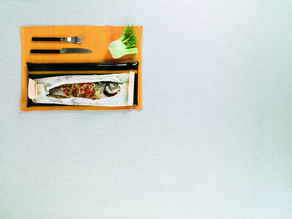 Λαβράκι στη λαδόκολλα με ντομάτα και αρωματικά