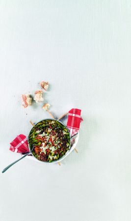 Μπάμιες με λιαστή ντομάτα, βασιλικό και φέτα