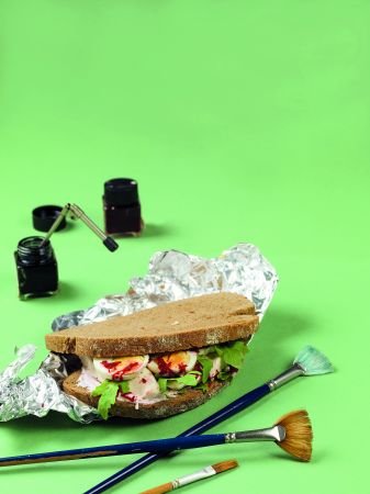 Σάντουιτς με κοτόπουλο και ροζ σος γιαουρτιού