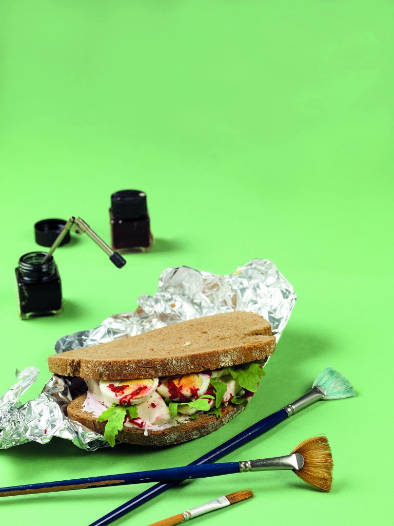 Σάντουιτς με κοτόπουλο και ροζ σος γιαουρτιού