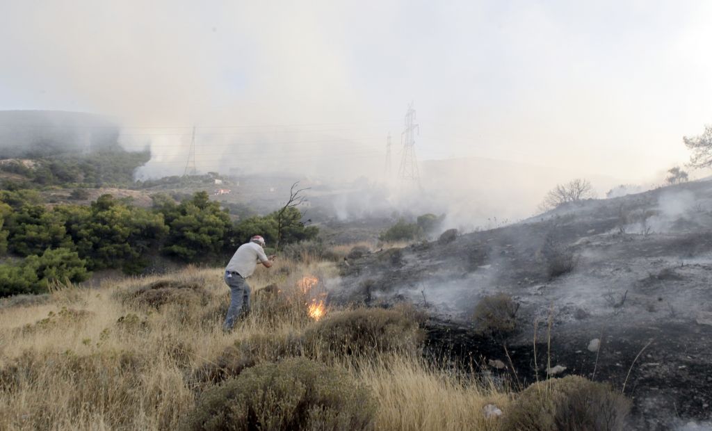 Μάχη με τις φλόγες σε δύσβατη περιοχή στην Πέτα Κερατέας