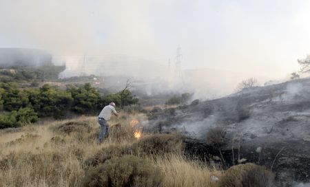 Μάχη με τις φλόγες σε δύσβατη περιοχή στην Πέτα Κερατέας