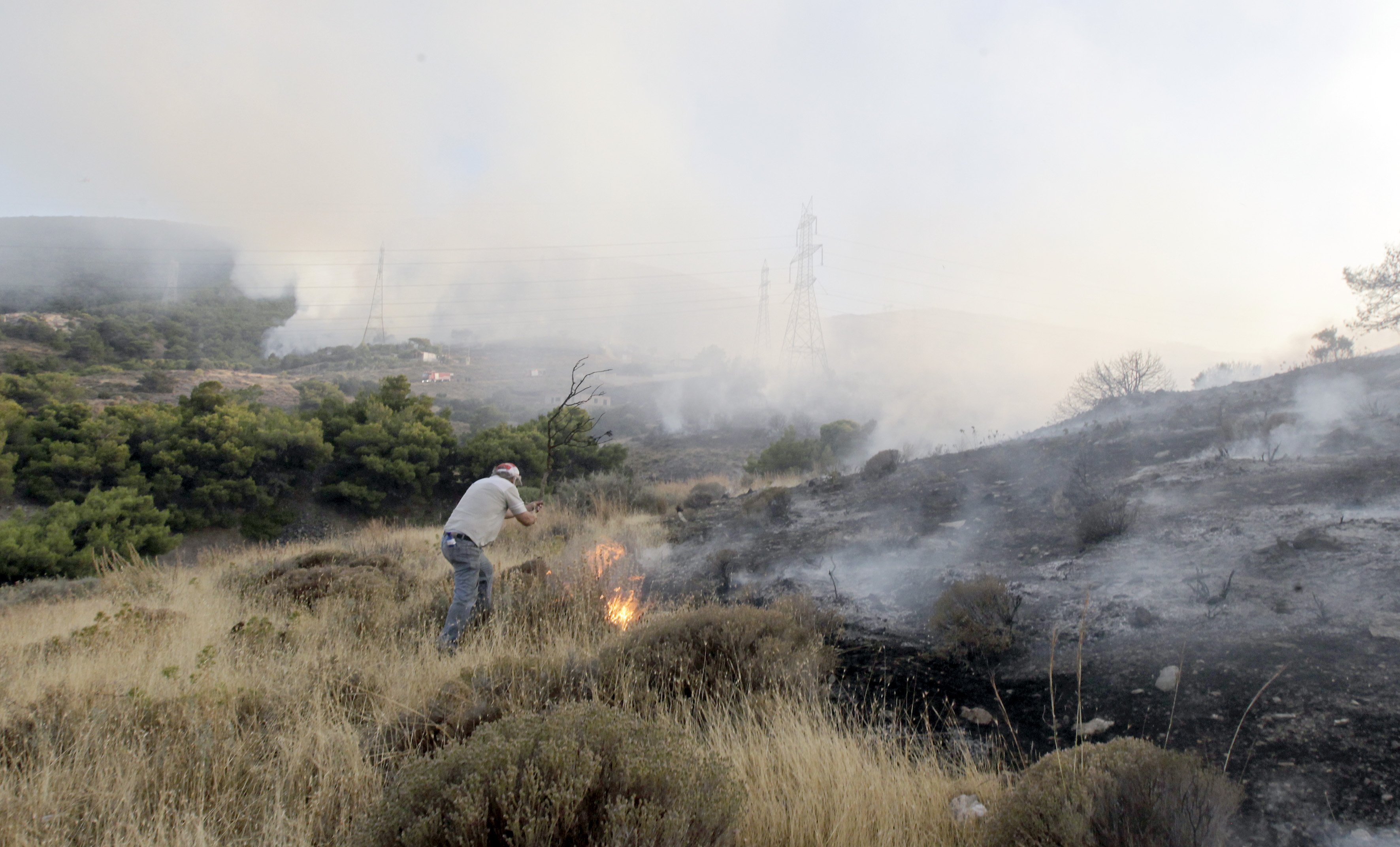 Μάχη με τις φλόγες σε δύσβατη περιοχή στην Πέτα Κερατέας