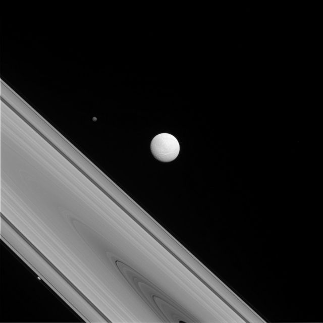 Δορυφορική «τριπλέτα» στο φακό του Cassini
