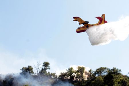 Υπό μερικό έλεγχο τέθηκε η μεγάλη φωτιά στην Κορινθία