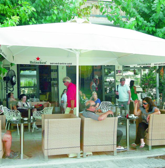 Η Ελλάδα επενδύει στους καφέδες και στα σουβλάκια