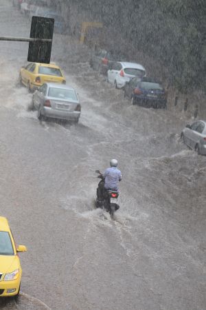 Πτολεμαΐδα: Μικρές ζημιές σε καταστήματα από τη βροχόπτωση