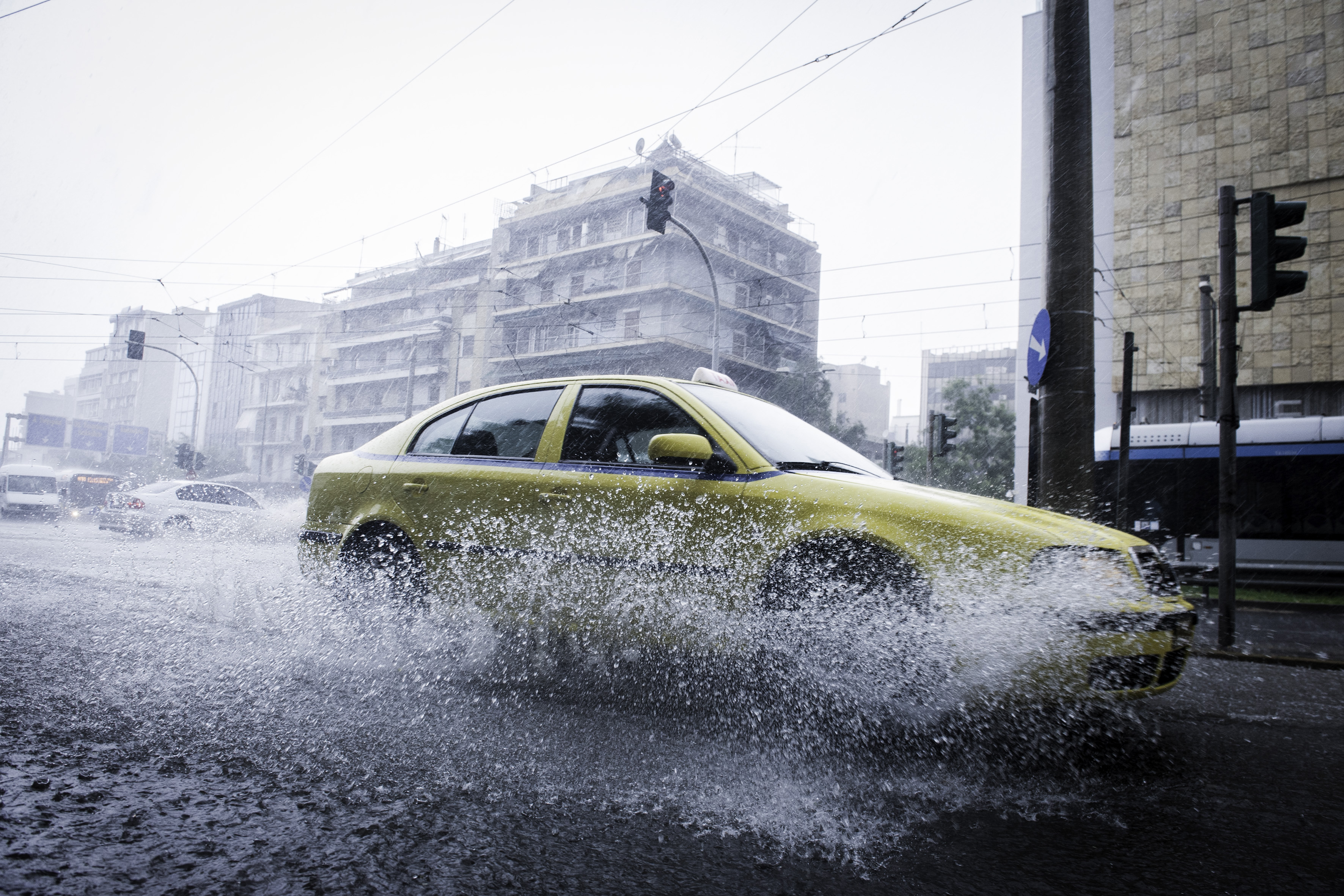 Ποτάμια οι δρόμοι της Αττικής – Ισχυρές καταιγίδες την Δευτέρα