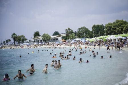 Αστυνομικός σε ρόλο ναυαγοσώστη σε παραλία της Βόνιτσας