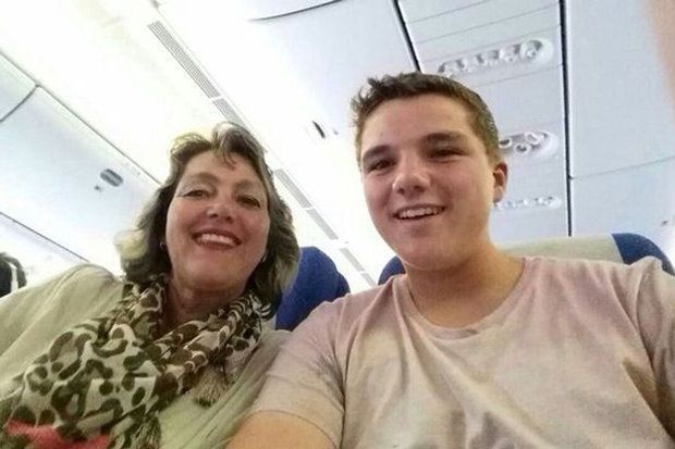 H τελευταία φωτογραφία μαμάς και γιου πριν απογειωθεί το Boeing