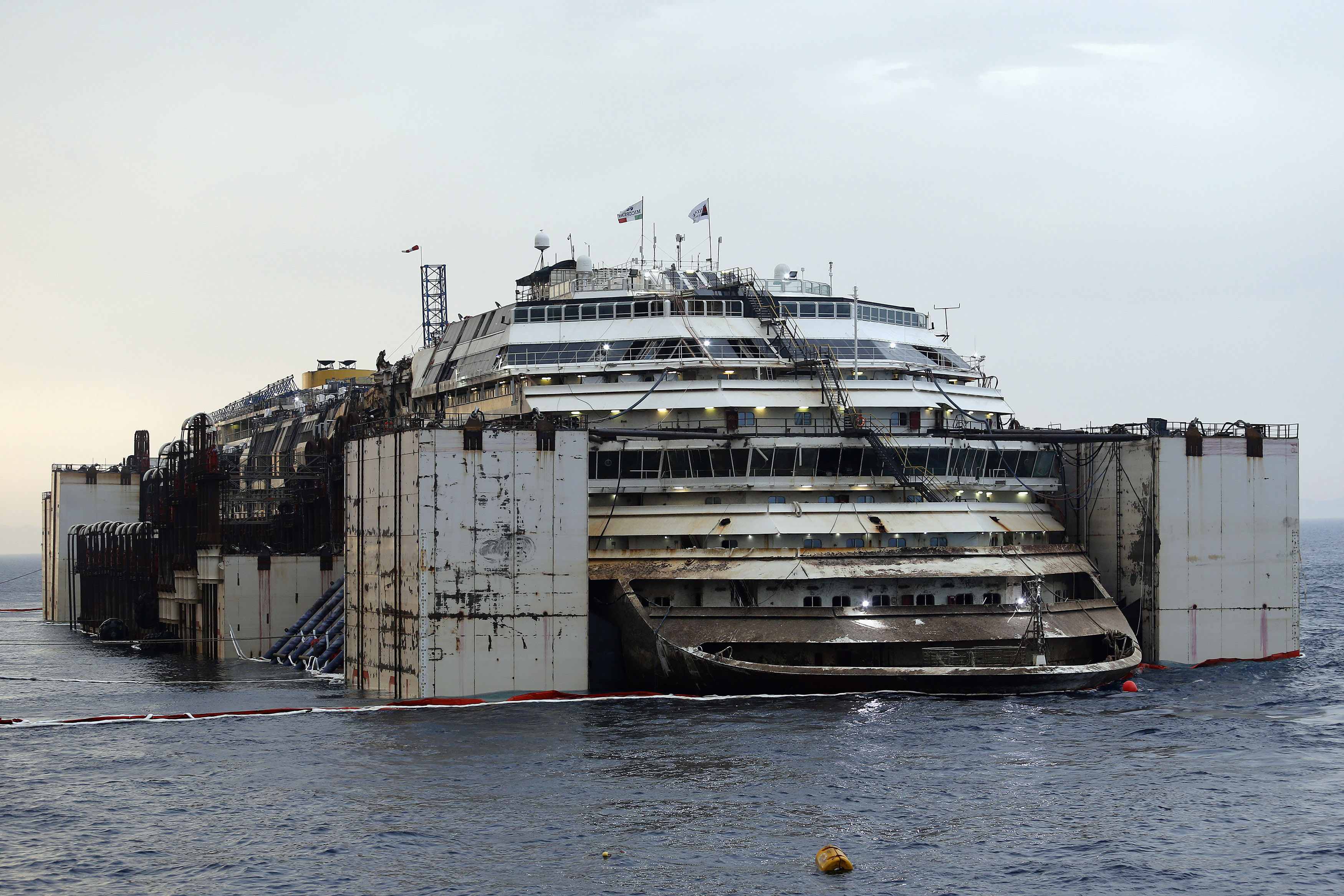 Φωτογραφικό αξιοθέατο έγινε το κρουαζιερόπλοιο Costa Concordia