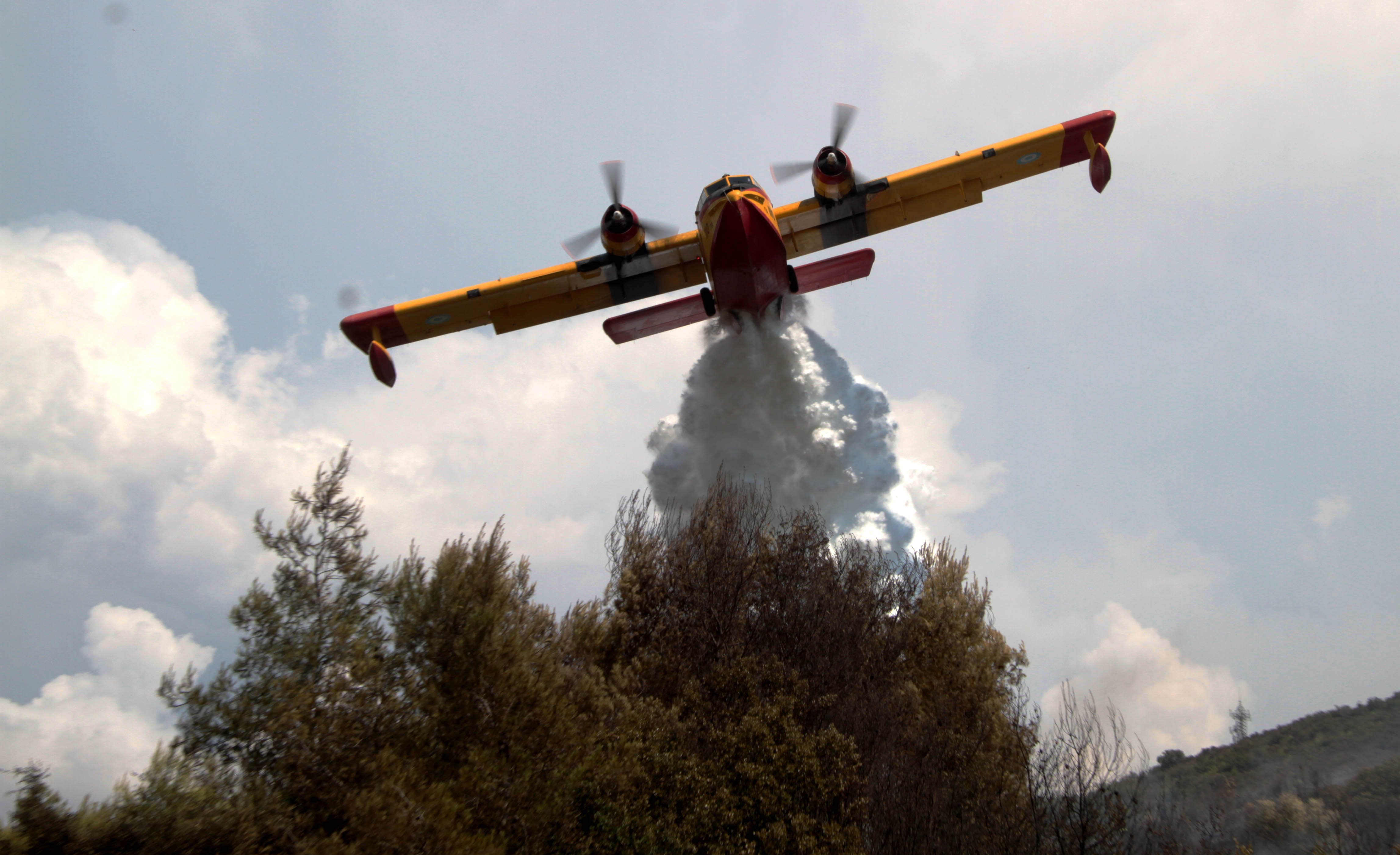 Μαίνεται η φωτιά στα Δερβενοχώρια – Αναγκαστική προσγείωση Canadair