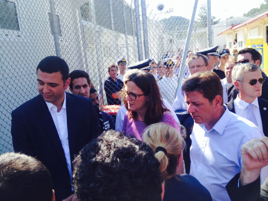 Στο Κέντρο Υποδοχής Μεταναστών της Λέσβου η επίτροπος Μάλμστρομ