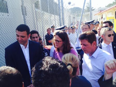 Στο Κέντρο Υποδοχής Μεταναστών της Λέσβου η επίτροπος Μάλμστρομ