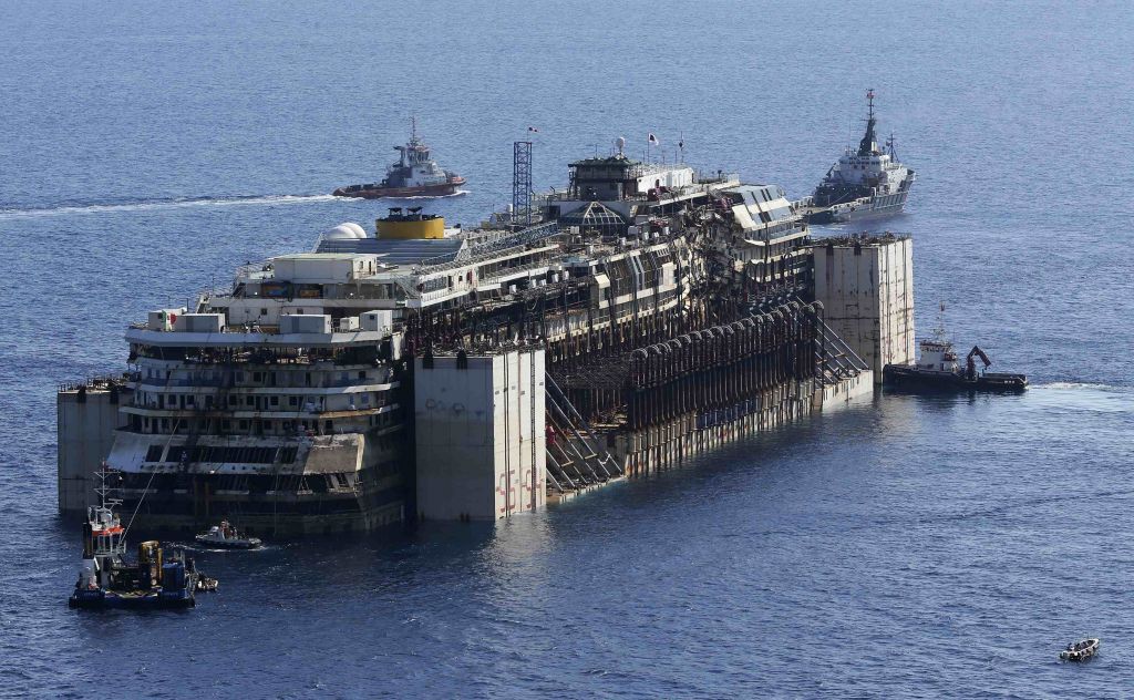Πλώρη για το τελευταίο του ταξίδι έβαλε το Costa Concordia