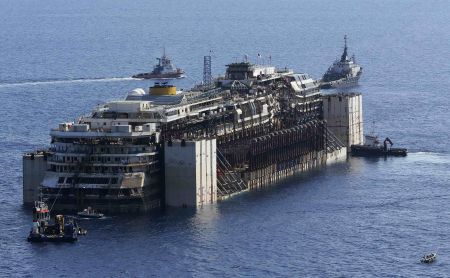 Πλώρη για το τελευταίο του ταξίδι έβαλε το Costa Concordia