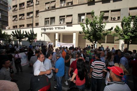 Εξω από το υπουργείο Υγείας οι εργαζόμενοι στα δημόσια νοσοκομεία