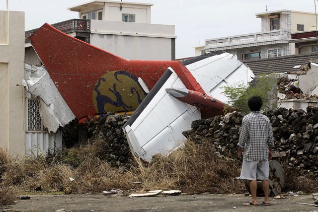Στους 48 οι νεκροί από τη συντριβή αεροπλάνου στην Ταϊβάν