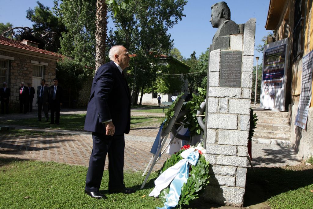 Στεφάνι κατέθεσε στο Πάρκο Ελευθερίας ο Κάρολος Παπούλιας