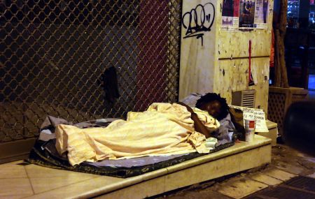 Εως τα τέλη 2014 παρατείνονται τα προγράμματα για τους αστέγους