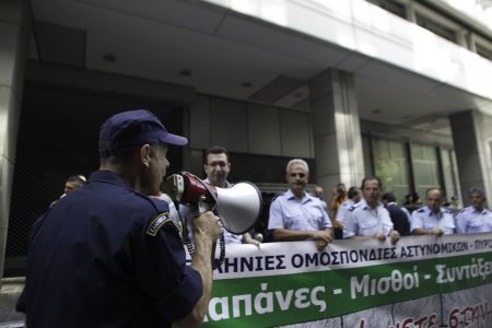 Κύμα εξόδου από αστυνομικούς για τις περικοπές στο εφάπαξ