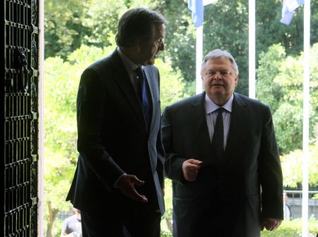 Σαμαράς – Βενιζέλος: Συζήτησαν για τρόικα και ψήφο εμπιστοσύνης