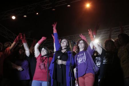 Η Χάρις Αλεξίου τραγούδησε για τις απολυμένες καθαρίστριες