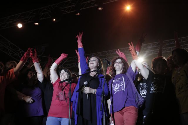 Η Χάρις Αλεξίου τραγούδησε για τις απολυμένες καθαρίστριες