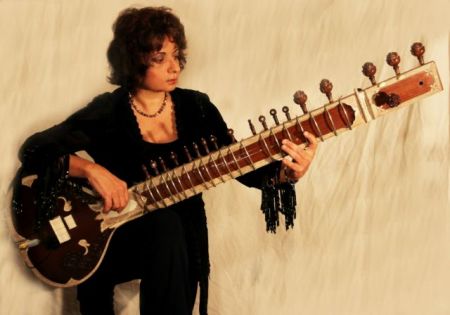 Νανά Σιμόπουλος: τζαζ με σιτάρ και μπουζούκι!