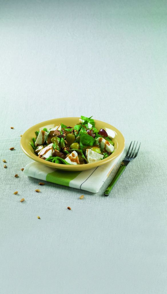 Σαλάτα με σπανάκι, σταφύλια και ανθότυρο