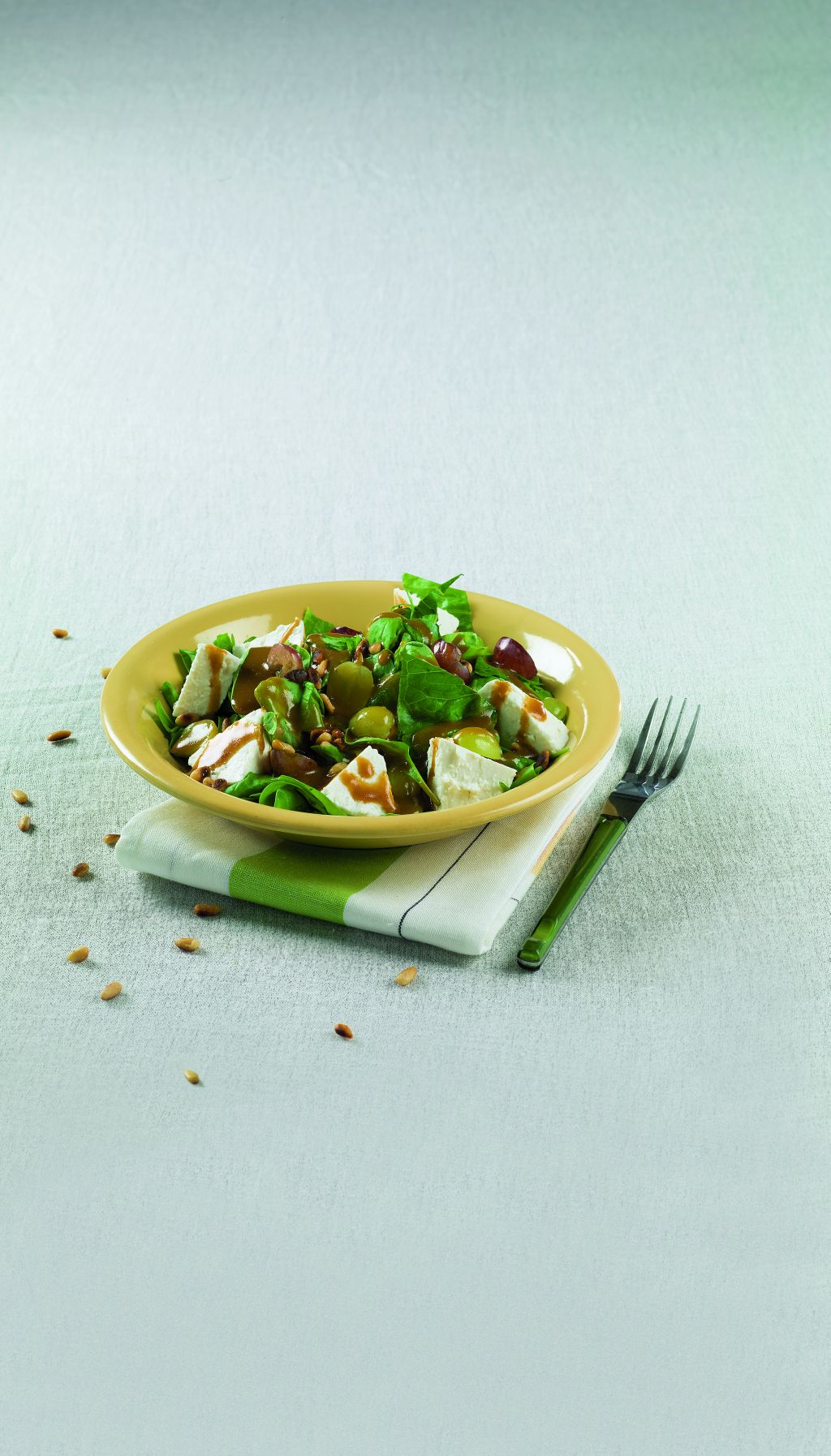 Σαλάτα με σπανάκι, σταφύλια και ανθότυρο