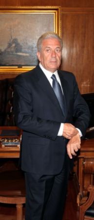 Πάει Βρυξέλλες, αλλά με το βλέμμα στην Ελλάδα