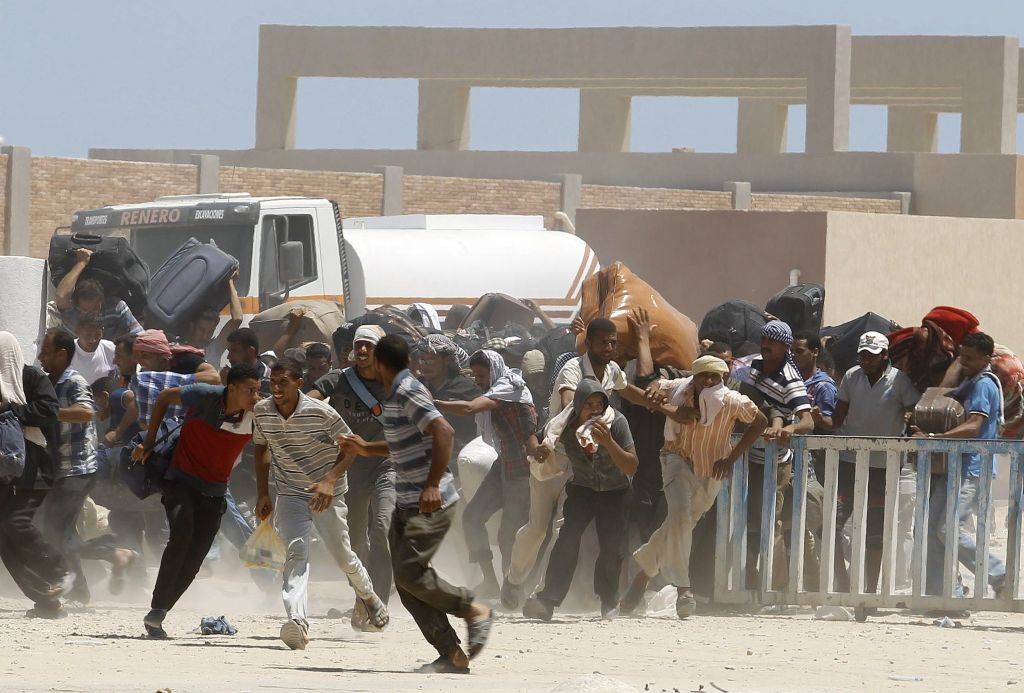 Η Τυνησία έκλεισε τα σύνορα με τη Λιβύη – Συρρέουν οι πρόσφυγες