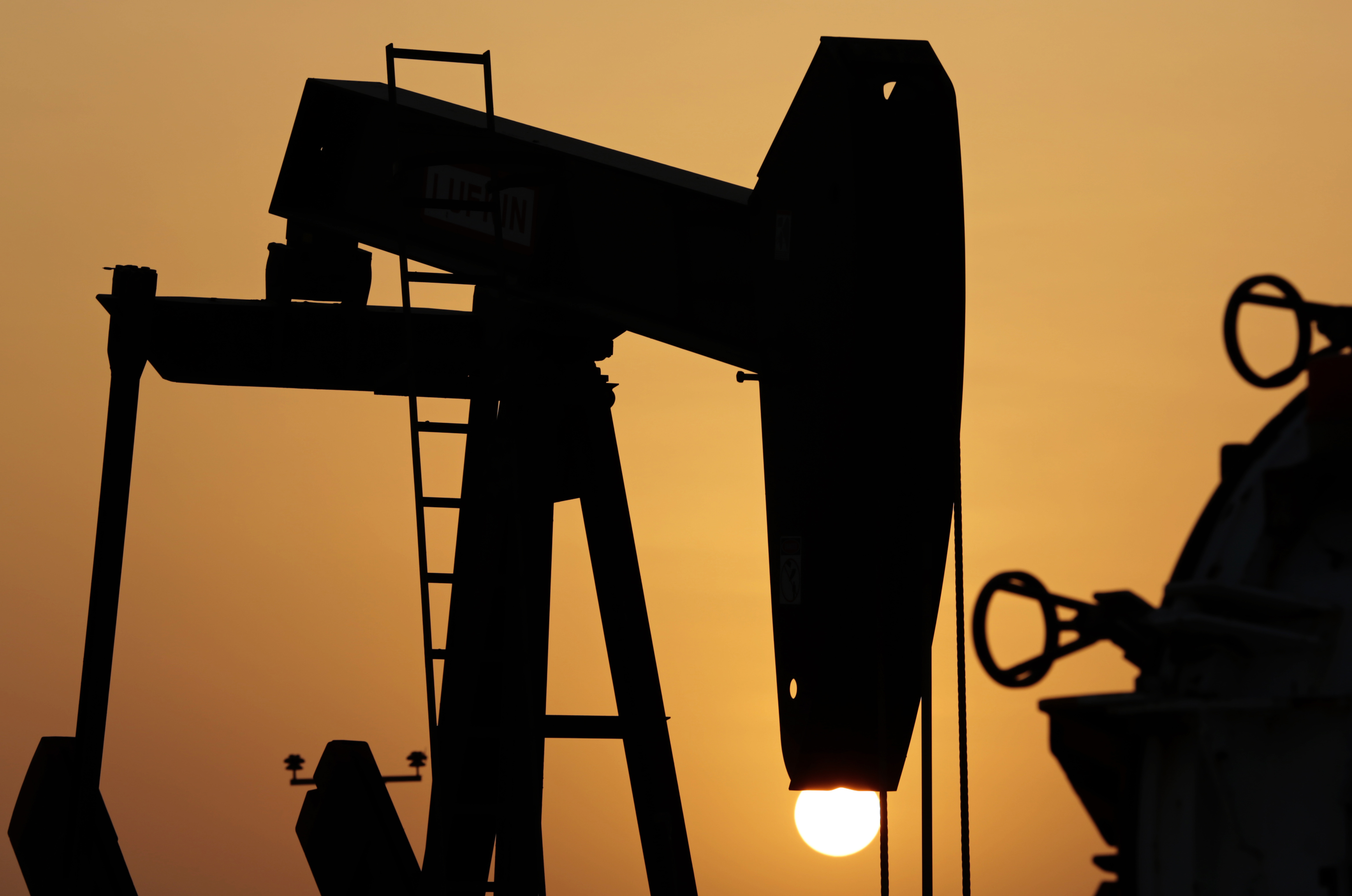 Deutsche Welle: Φθηνό το πετρέλαιο παρά τις κρίσεις