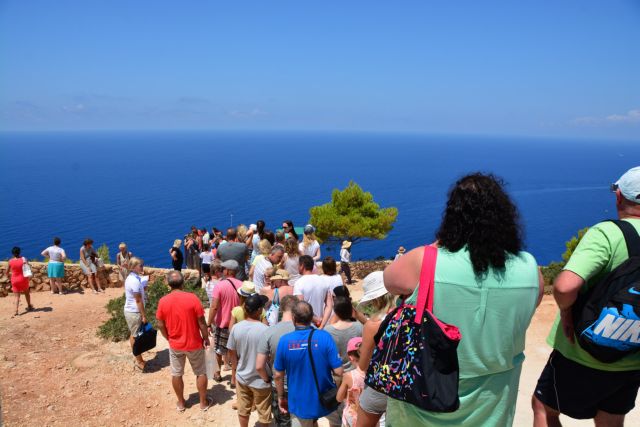 Χρονιά ρεκόρ στον τουρισμό με 21 εκατ. ξένους επισκέπτες