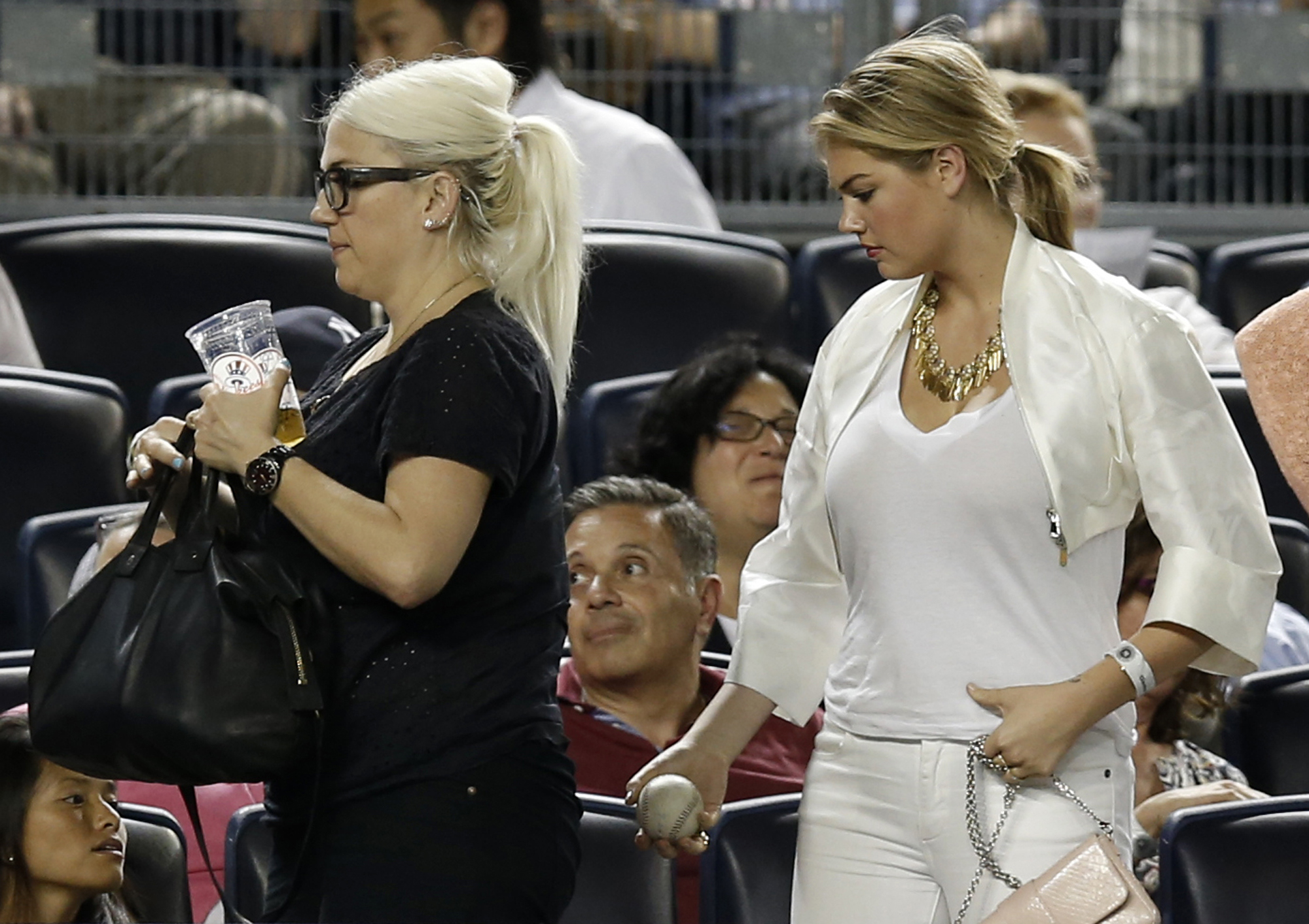 Σε γκαλερί οι γυμνές φωτογραφίες της Τζένιφερ Λόρενς και της Κέιτ Απτον