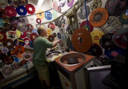 Σπάνε ρεκόρ οι πωλήσεις βινυλίου